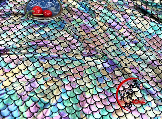 Tissu spandex irisé à écailles de sirène : extensible dans les 4 sens, 152 cm de large