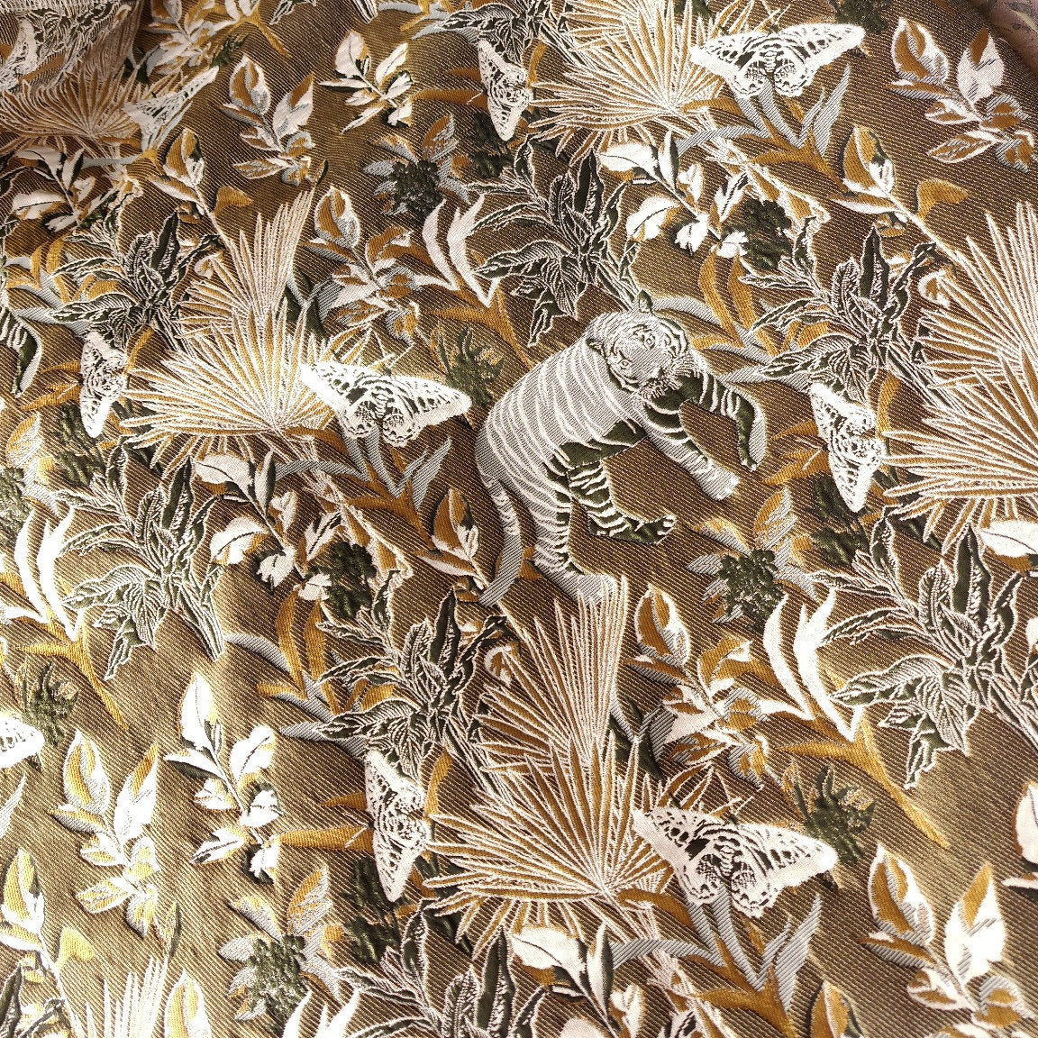 Tissu jacquard tigre : revêtement d’ameublement gaufré de fil doré, 160 cm de large