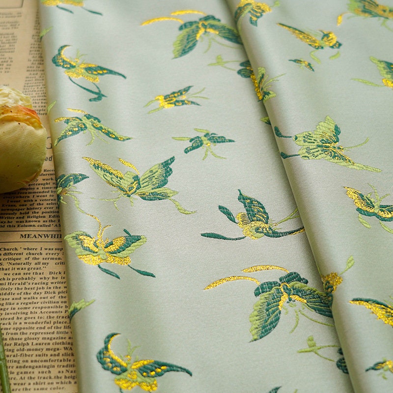 Tissu brocart vert clair à motifs papillons : robe tibétaine, cheongsam, décoration - 150 cm de large