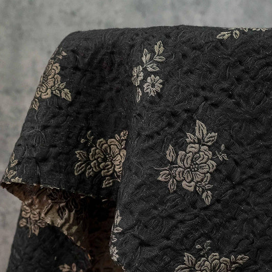 Tissu jacquard gaufré : noir à motif floral marron, 150 cm de large