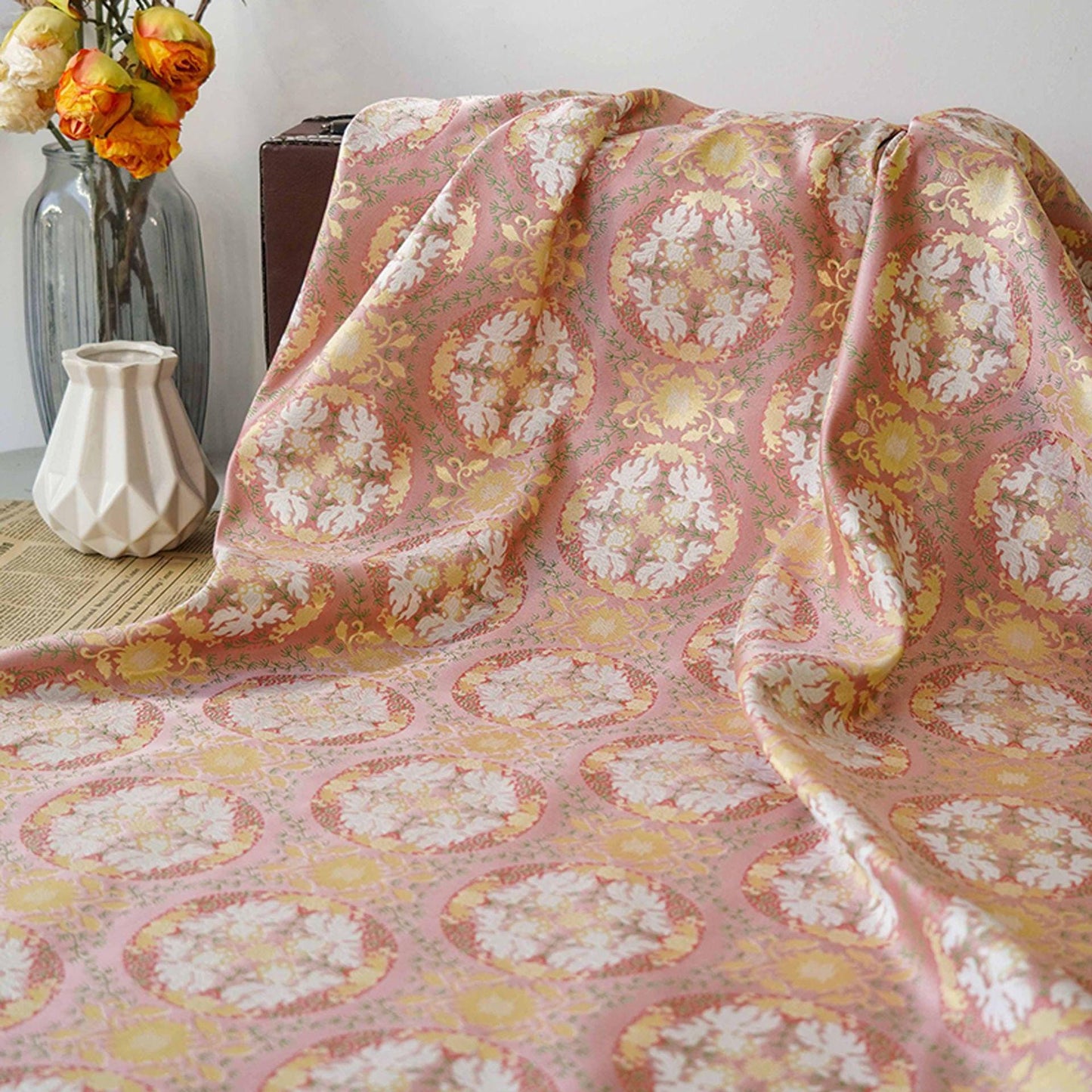 Tissu jacquard à fil doré : motif poisson et lotus en relief, largeur 140 cm