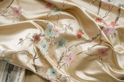 Tissu brocart Fleur de Prunier : Jacquard de rayonne champagne, 150 cm de large