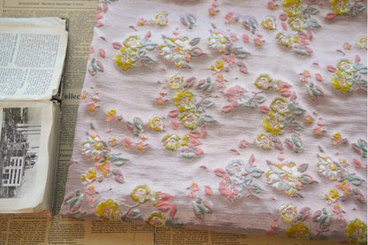 Tissu jacquard à fil doré : texture florale 3D, largeur 140 cm