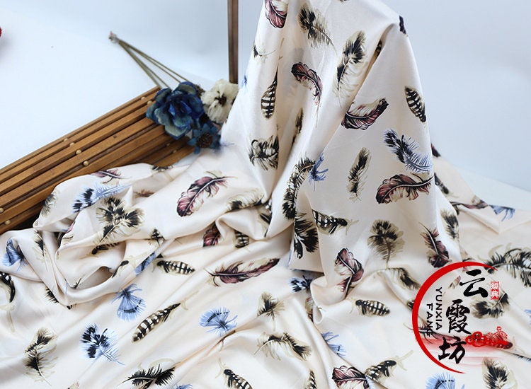 Tissu satiné imprimé floral : matière polyester douce, largeur 150 cm