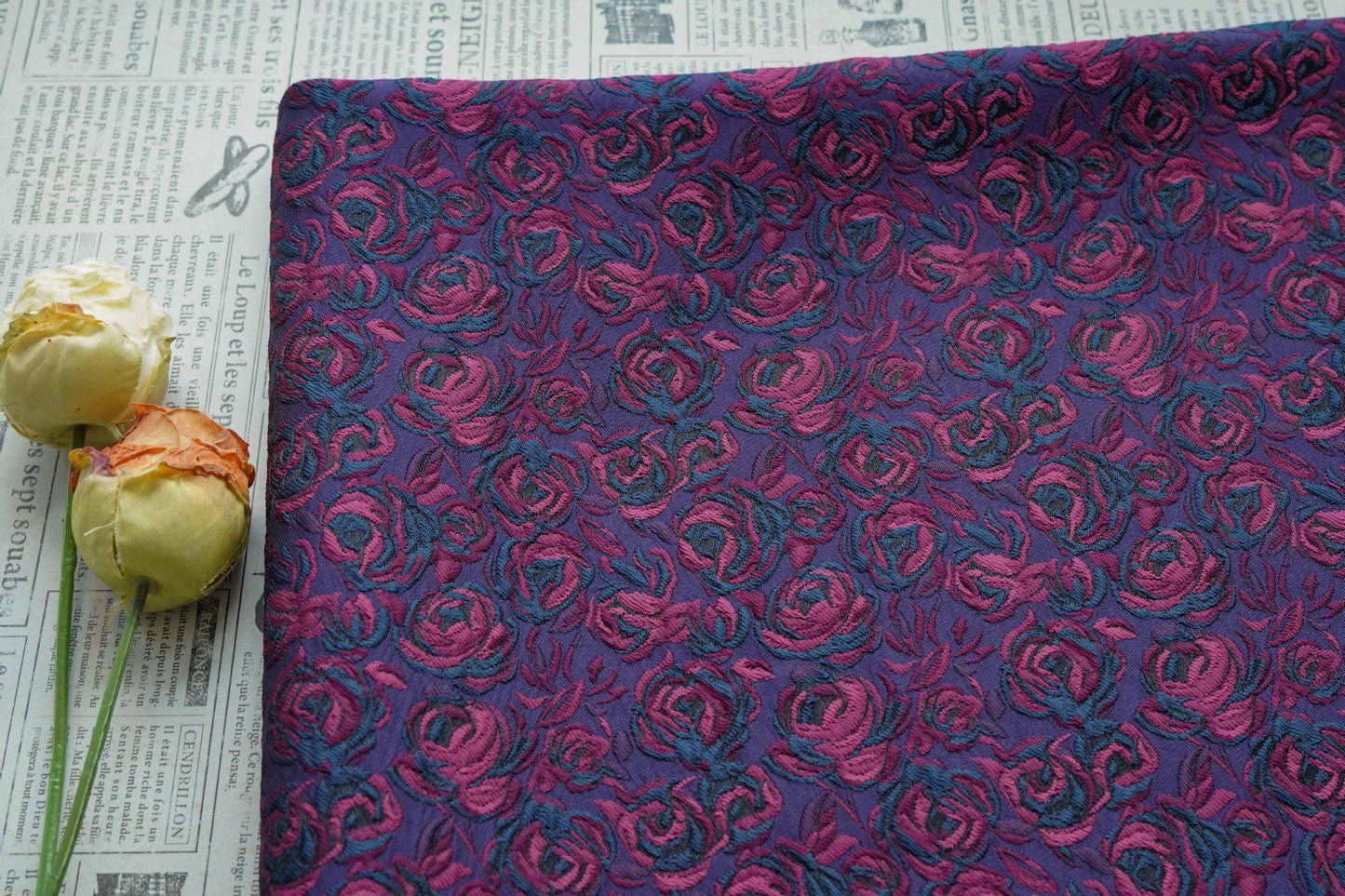 Tissu jacquard à motif de roses en relief : tissu d’ameublement vintage, 160 cm de large