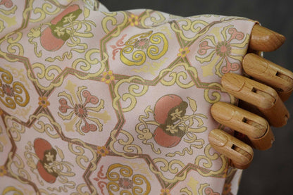 Tissu cheongsam en brocart rose clair : Huit trésors Ruyi, 150 cm de large