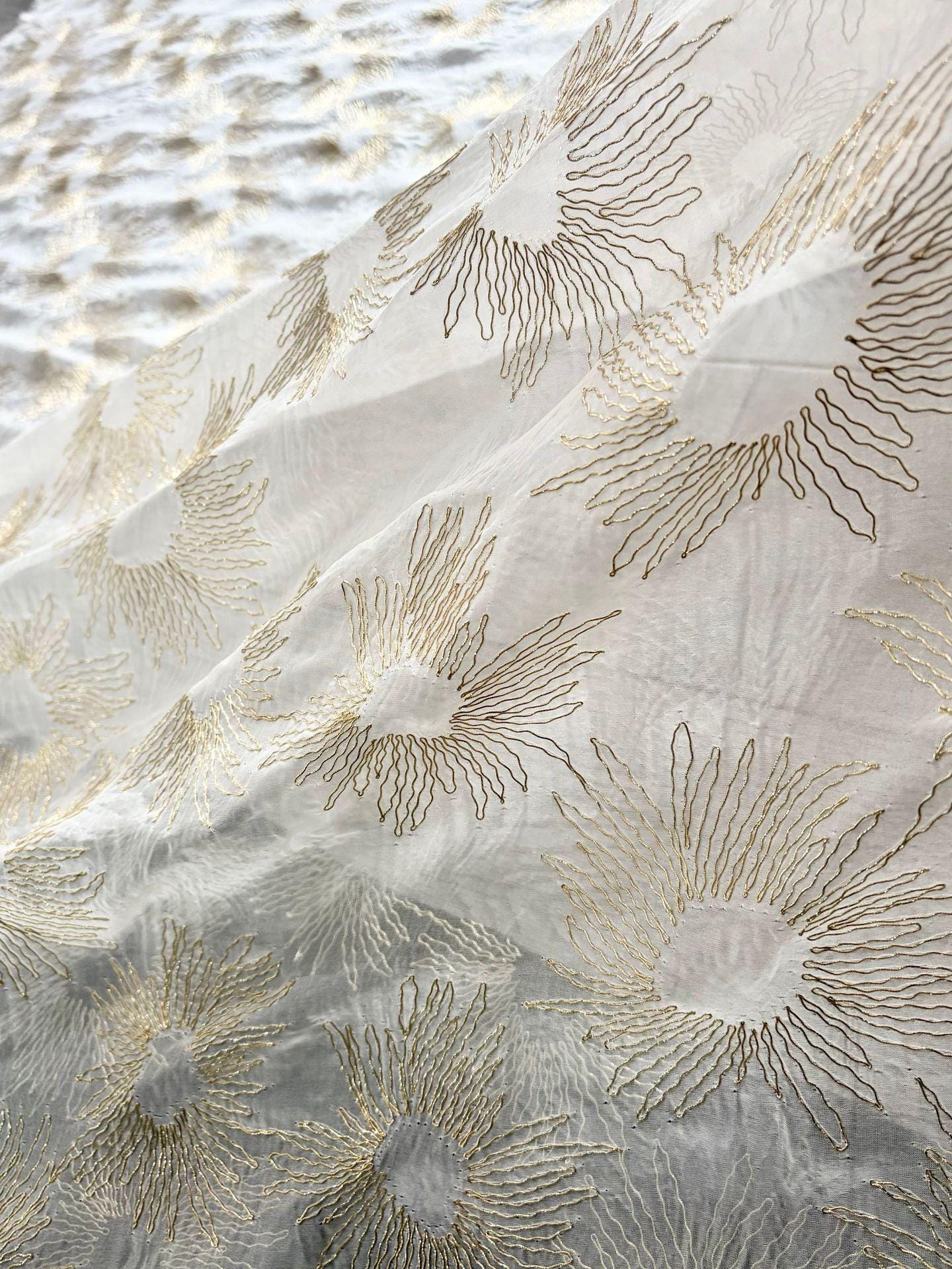 Tissu en soie de mûrier brodé de tournesols et de fils d'or - 114 cm de large