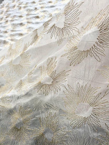 Tissu en soie de mûrier brodé de tournesols et de fils d'or - 114 cm de large