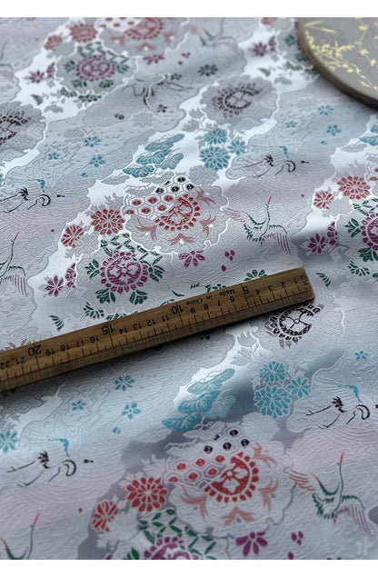 Tissu brocart à motif de grues argentées : mélange de rayonne de 119 cm de large, pour la confection de cheongsams.