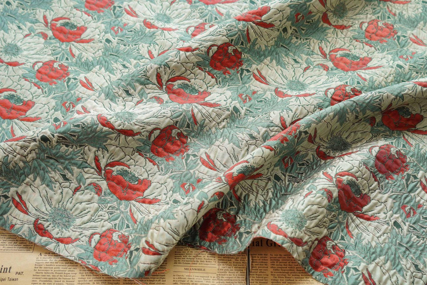 Tissu jacquard à motif floral : fil rouge et rose doré, 137 cm de large