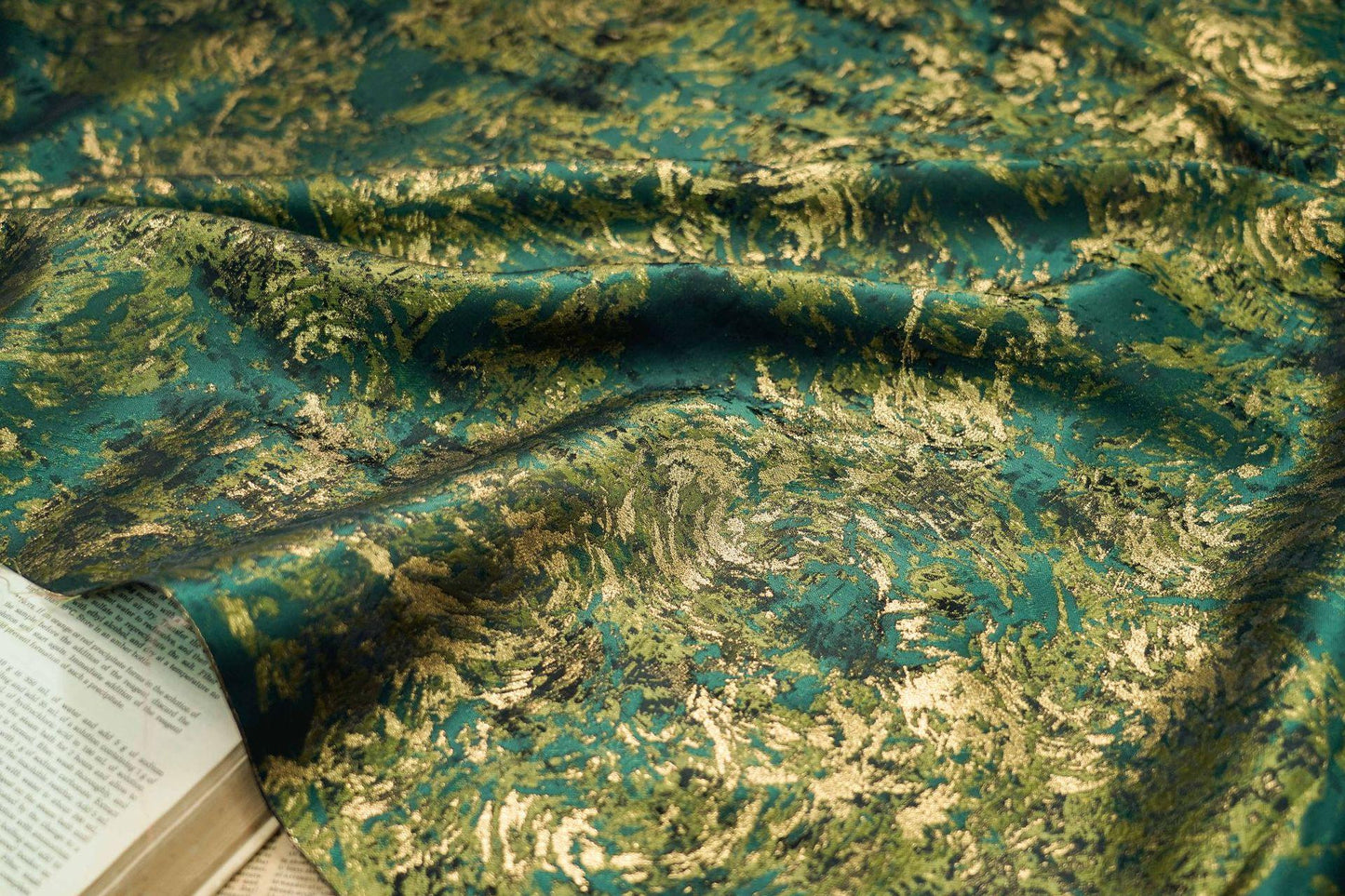 Tissu jacquard à fil doré : texture peinture à l’huile 3D, 168 cm de large