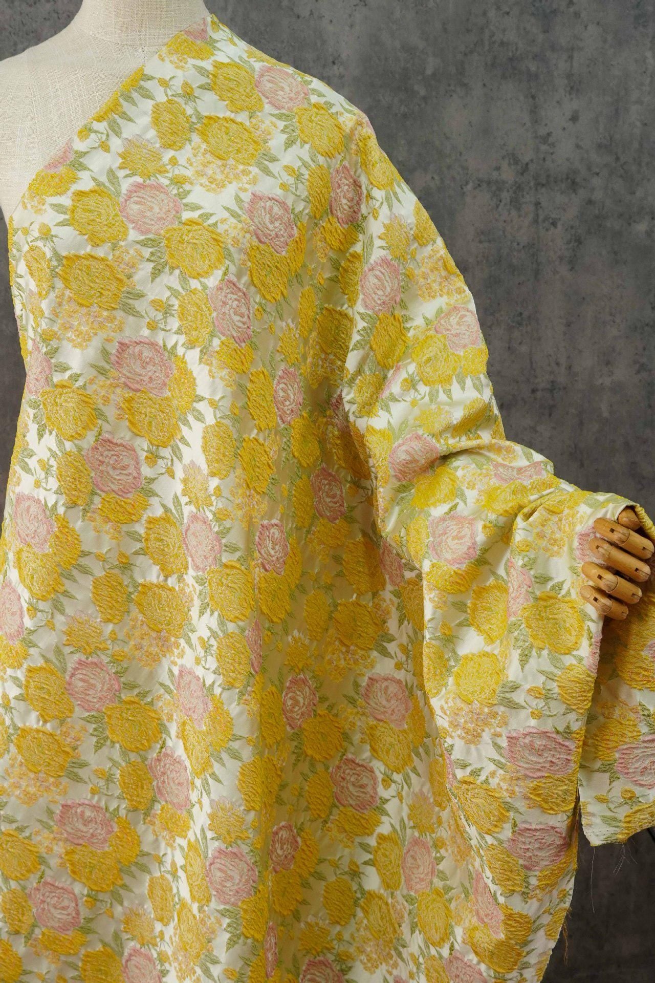 Tissu jacquard à roses en relief « Revêtement floral style campagne française » Large