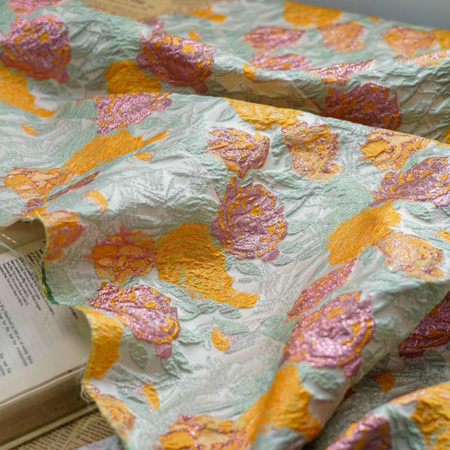 Tissu jacquard à motif floral et fils d'or : texture peinture à l'huile 3D, largeur 140 cm