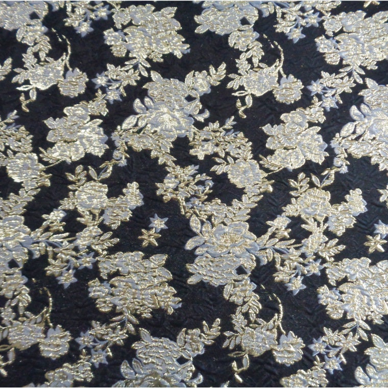 Tissu jacquard floral à fil doré : texture 3D pour ameublement, costumes et décoration (57 po de largeur)