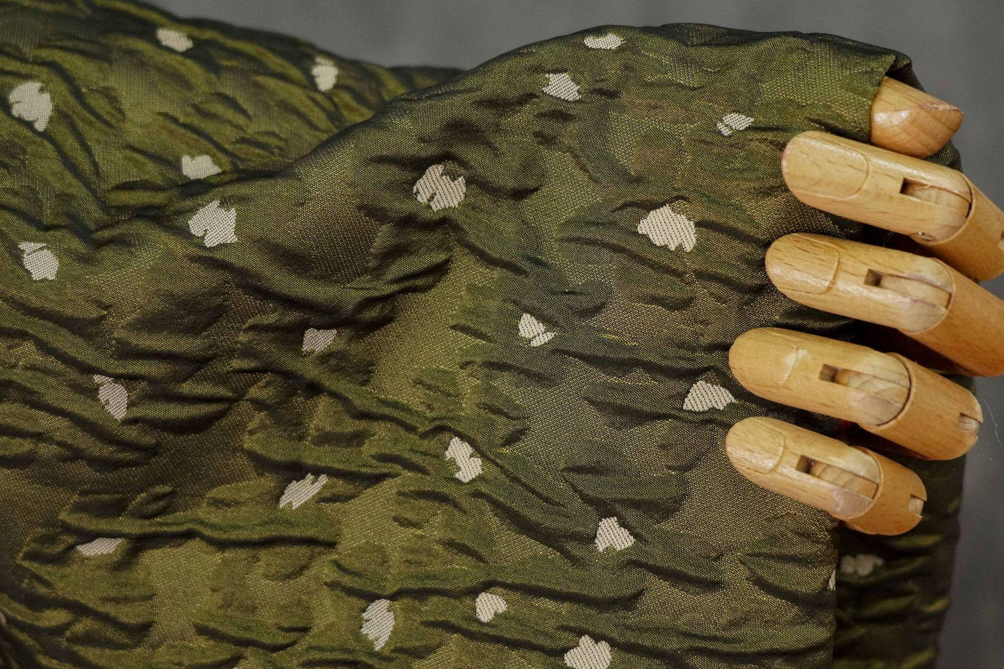 Tissu brocart jacquard floral vintage en relief 3D - 140 cm de large