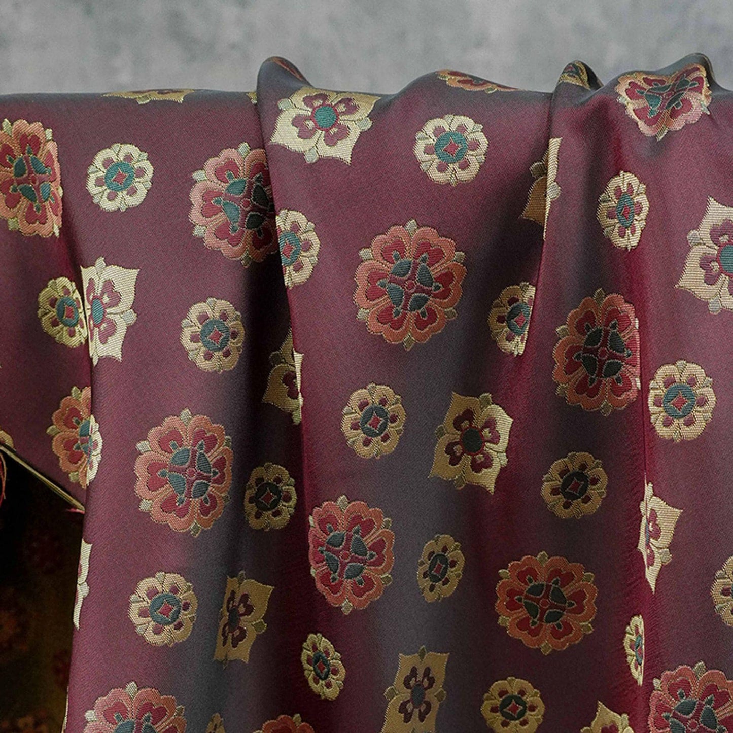 Tissu jacquard à motif de fleurs de pipa orientales avec accents dorés ��� Brocart de luxe Large