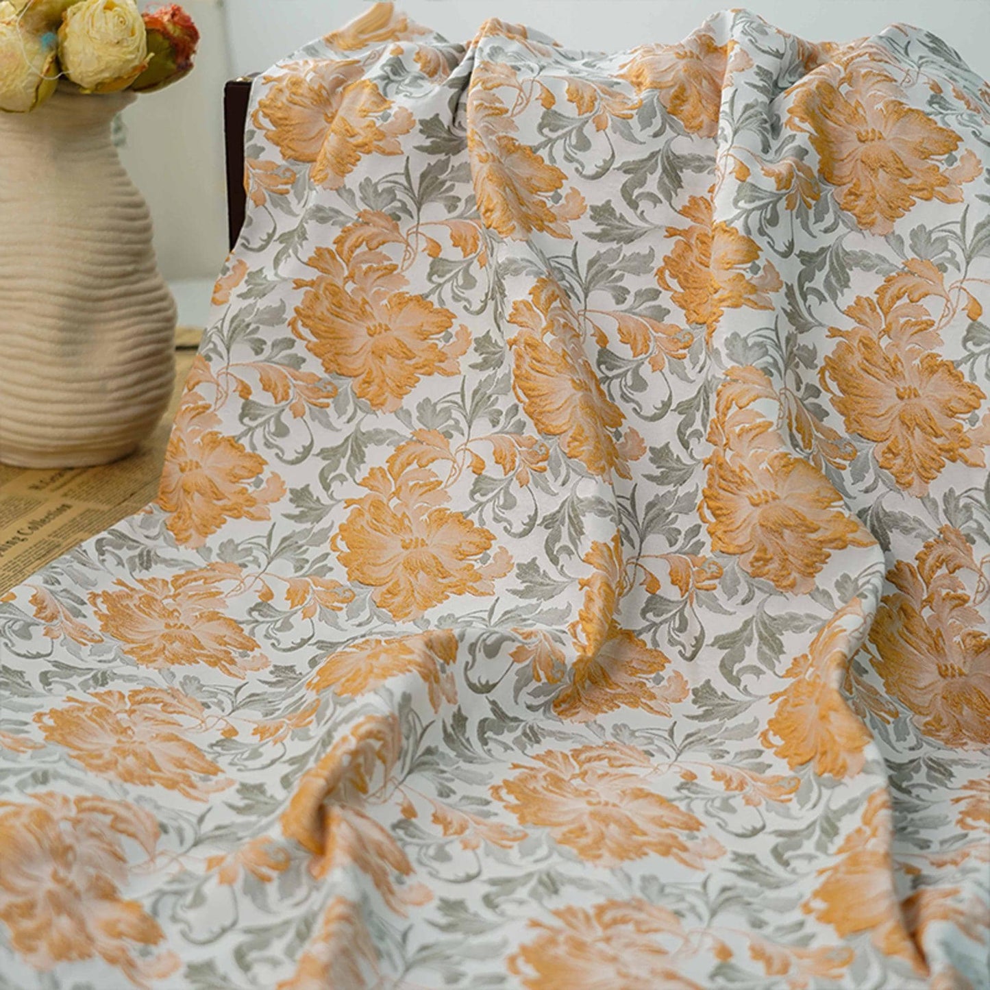 Tissu jacquard fleuri en relief : ameublement rétro, robe, rideau - 160 cm de large