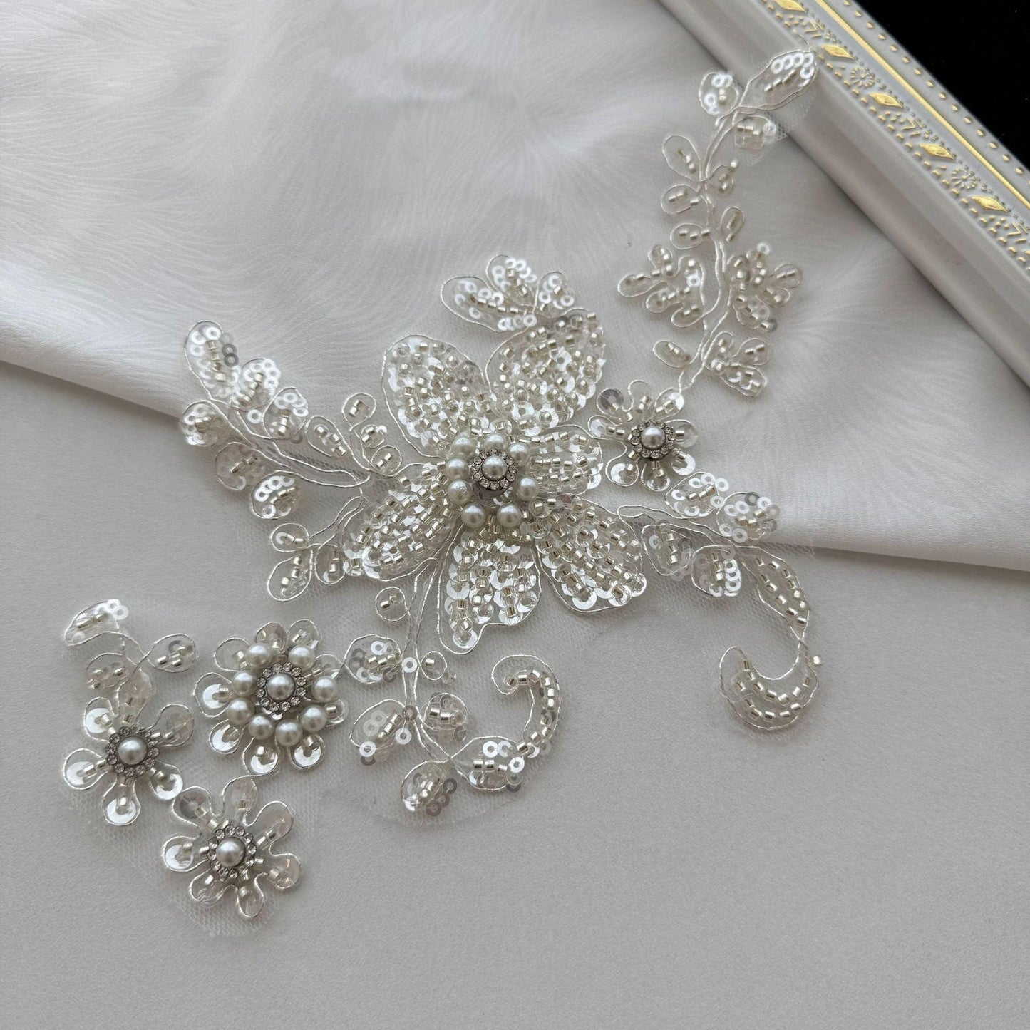Applique en dentelle brodée de sequins argentés : voile de mariée, décoration de robe de mariée