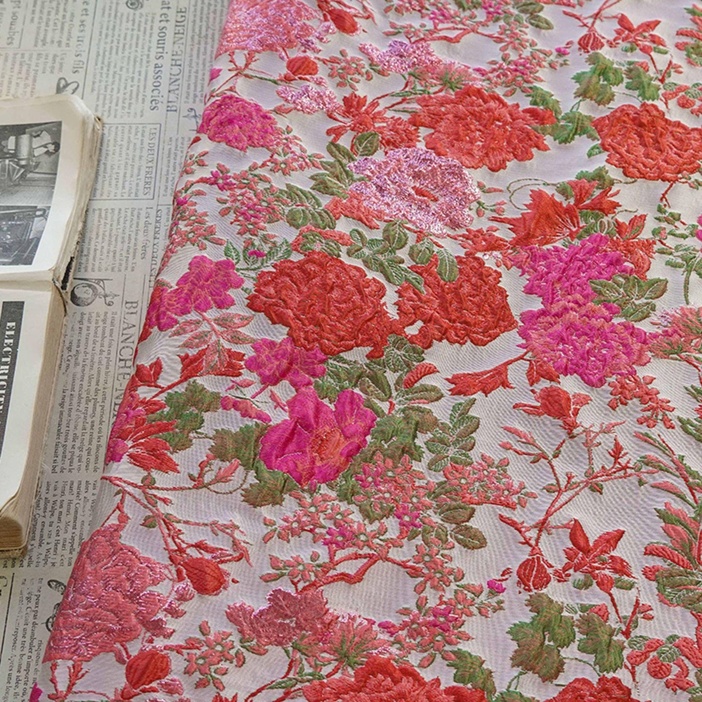 Tissu rose à motif floral en relief : mélange polyester-rayonne de 132 cm de large