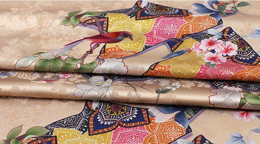 Tissu de soie damassée : imprimé à motif cerf-volant ancien, 150 cm de large