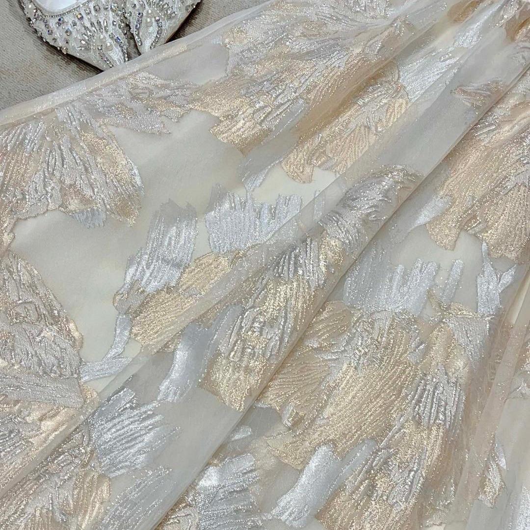 Tissu jacquard doré en relief : motif feuille d’érable vintage, 140 cm de large