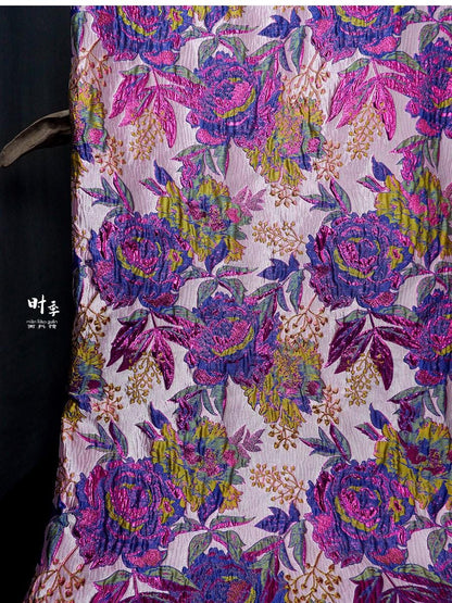 Tissu jacquard à fil doré : motif floral 3D violet et bleu, largeur 140 cm