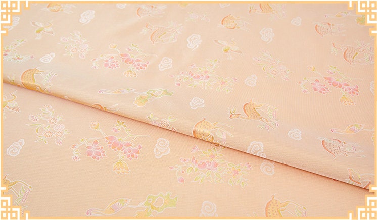 Tissu jacquard à motif cerf Sika : mélange de soie et de rayonne aux reflets colorés