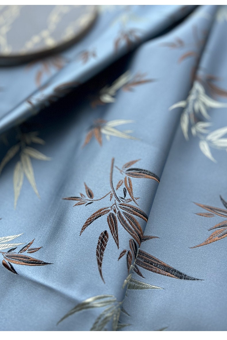 Tissu brocart de soie bleu ciel : feuilles et fleurs de bambou, accents métalliques dorés