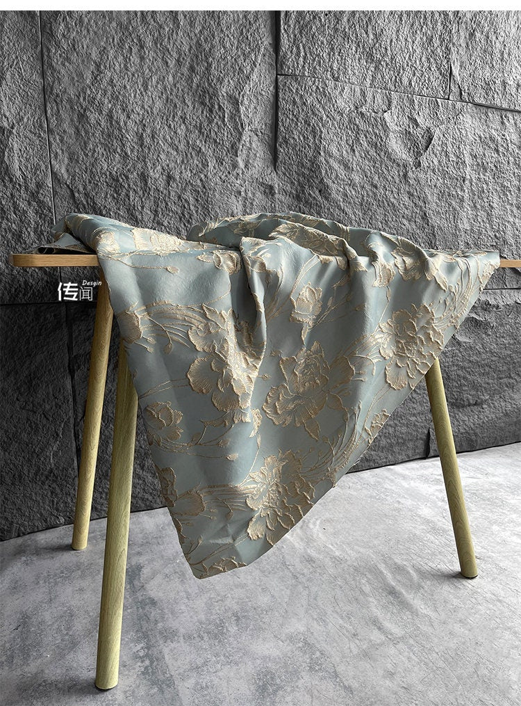 Tissu jacquard floral brodé or : 57 po de largeur, revêtement de créateur