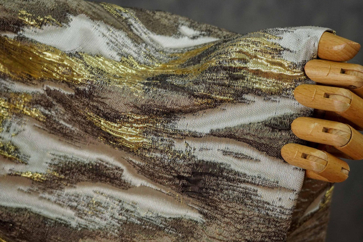 Tissu jacquard de luxe à motif écorce d'arbre en relief avec fils dorés, largeur 55 pouces