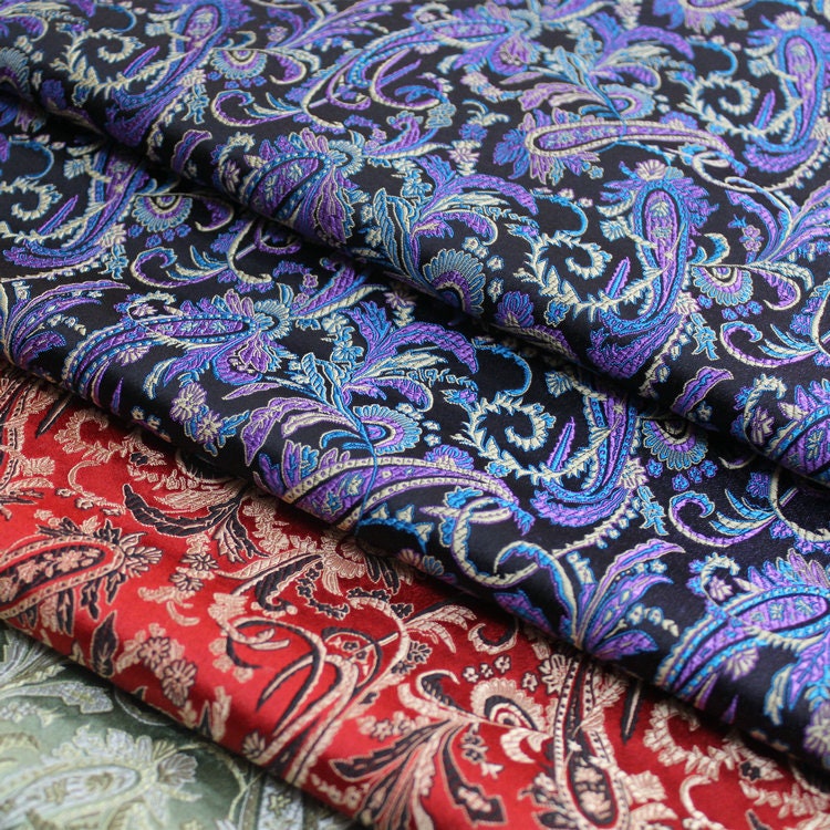 Tissu brocart à motif de plumes de paon : mélange de soie chinoise et de rayonne à fleurs magenta