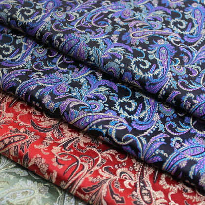 Tissu brocart à motif de plumes de paon : mélange de soie chinoise et de rayonne à fleurs magenta