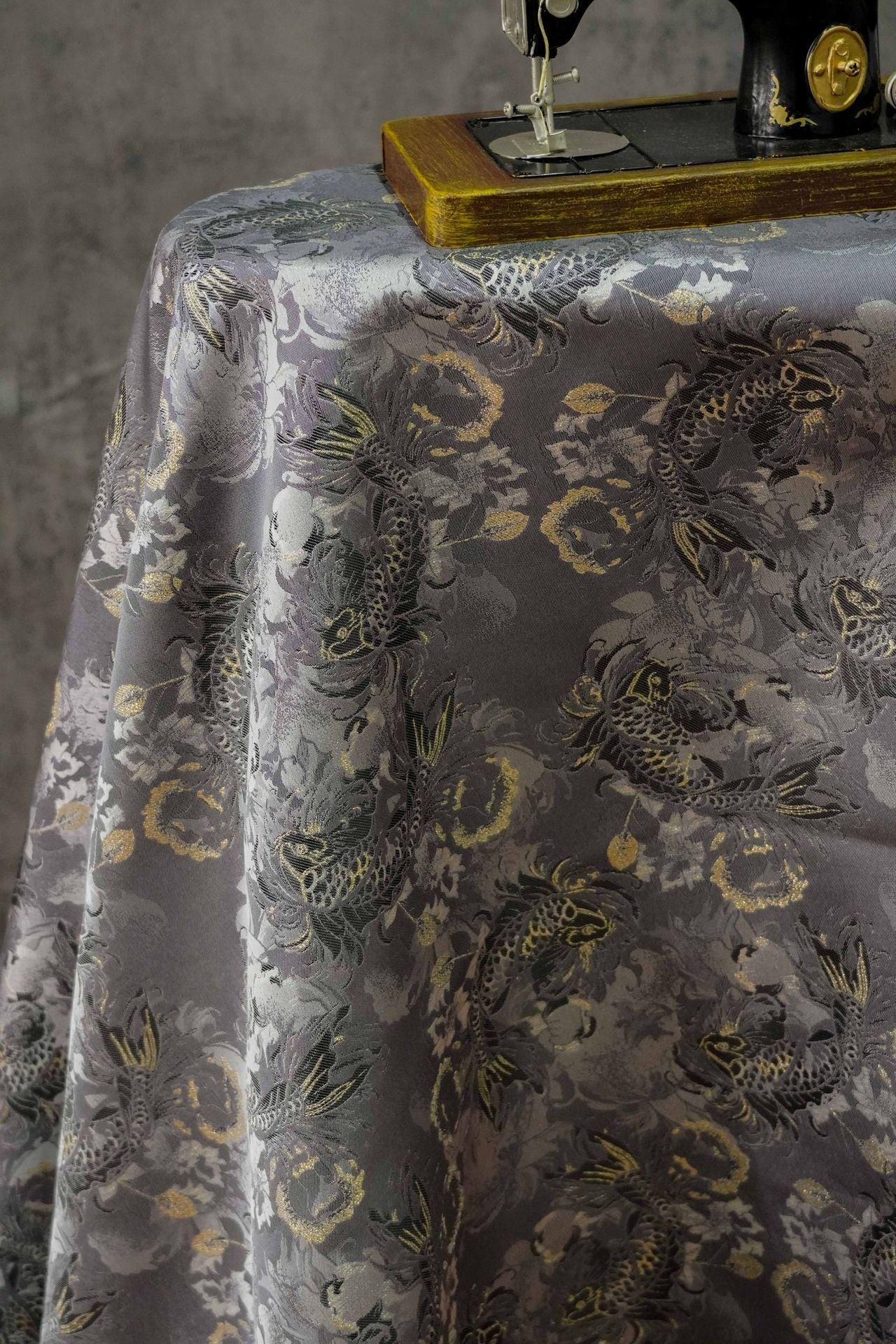 Tissu jacquard à motif de carpe dorée : tissu d'ameublement et de costumes à effet métallisé 3D