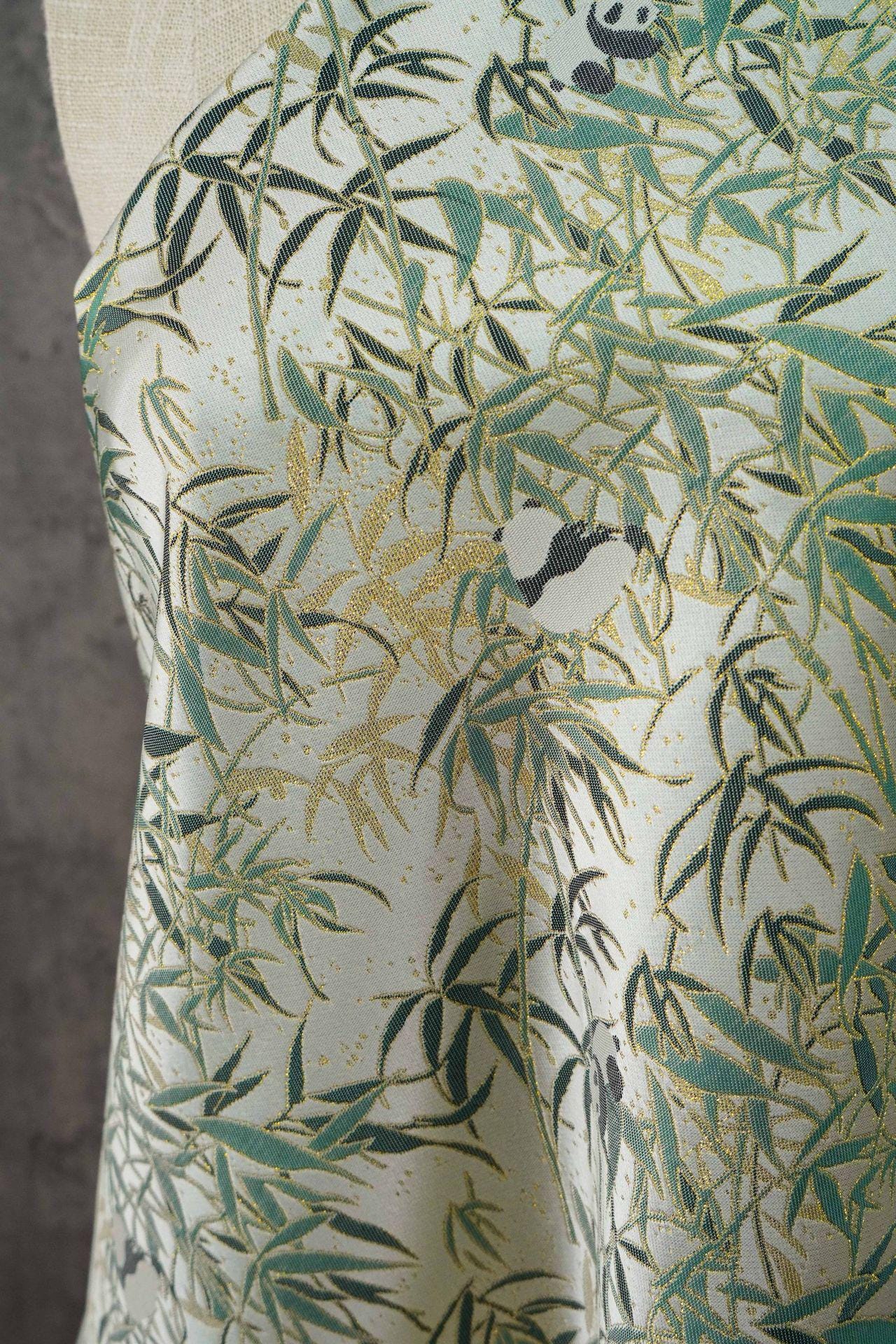 Tissu jacquard double face à motif de feuilles de bambou panda avec fils dorés, largeur 60 pouces