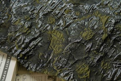 Tissu jacquard vert foncé, texture 3D en relief avec fil doré, largeur 140 cm