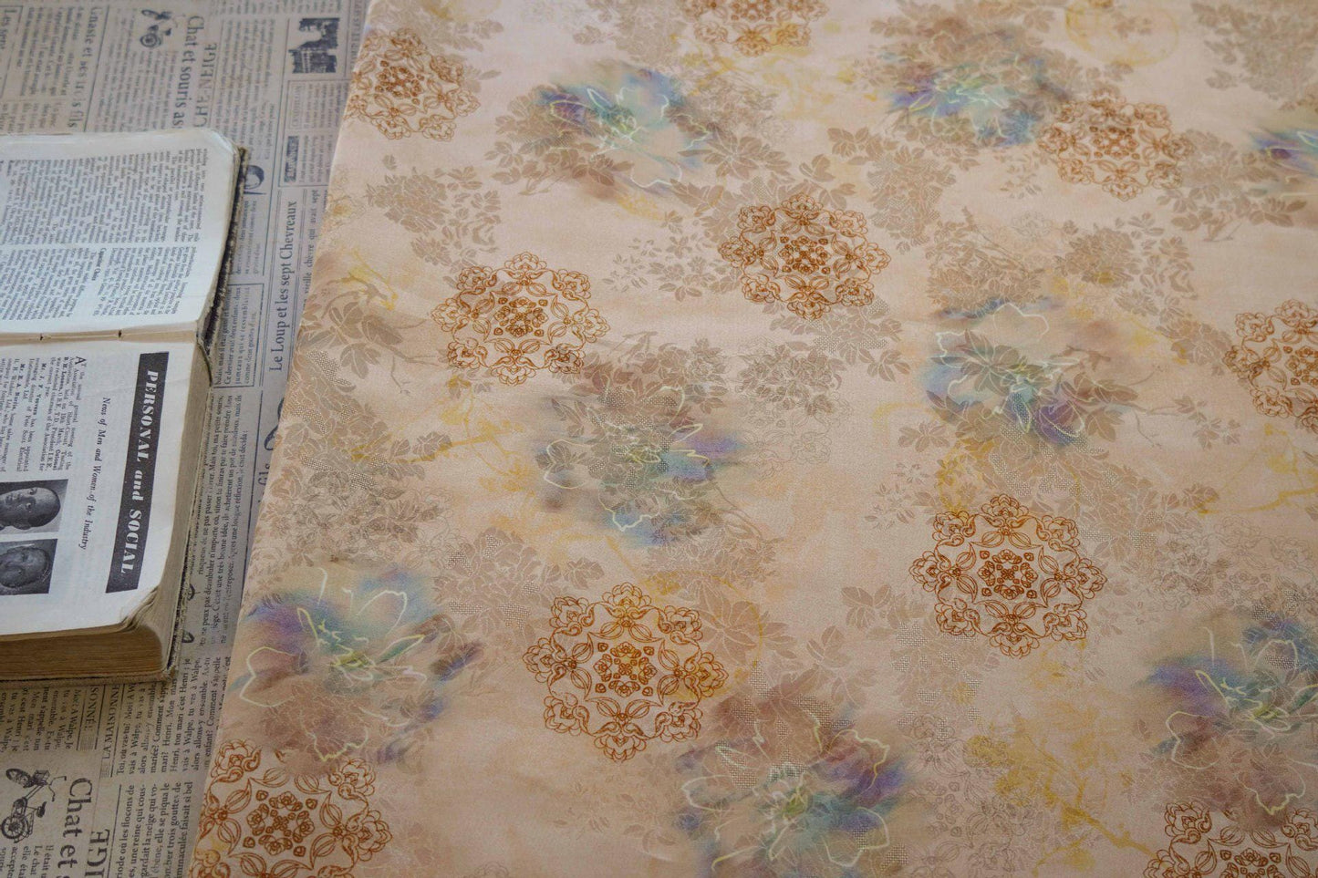 Tissu satiné style palais : imprimé floral, 140 cm de large