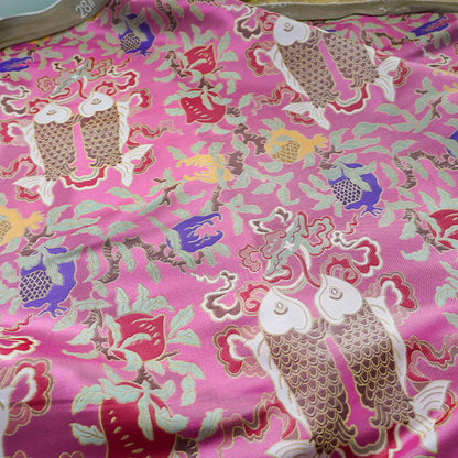 Tissu brocart rose chinois : motif double poisson Poissons, 150 cm de large