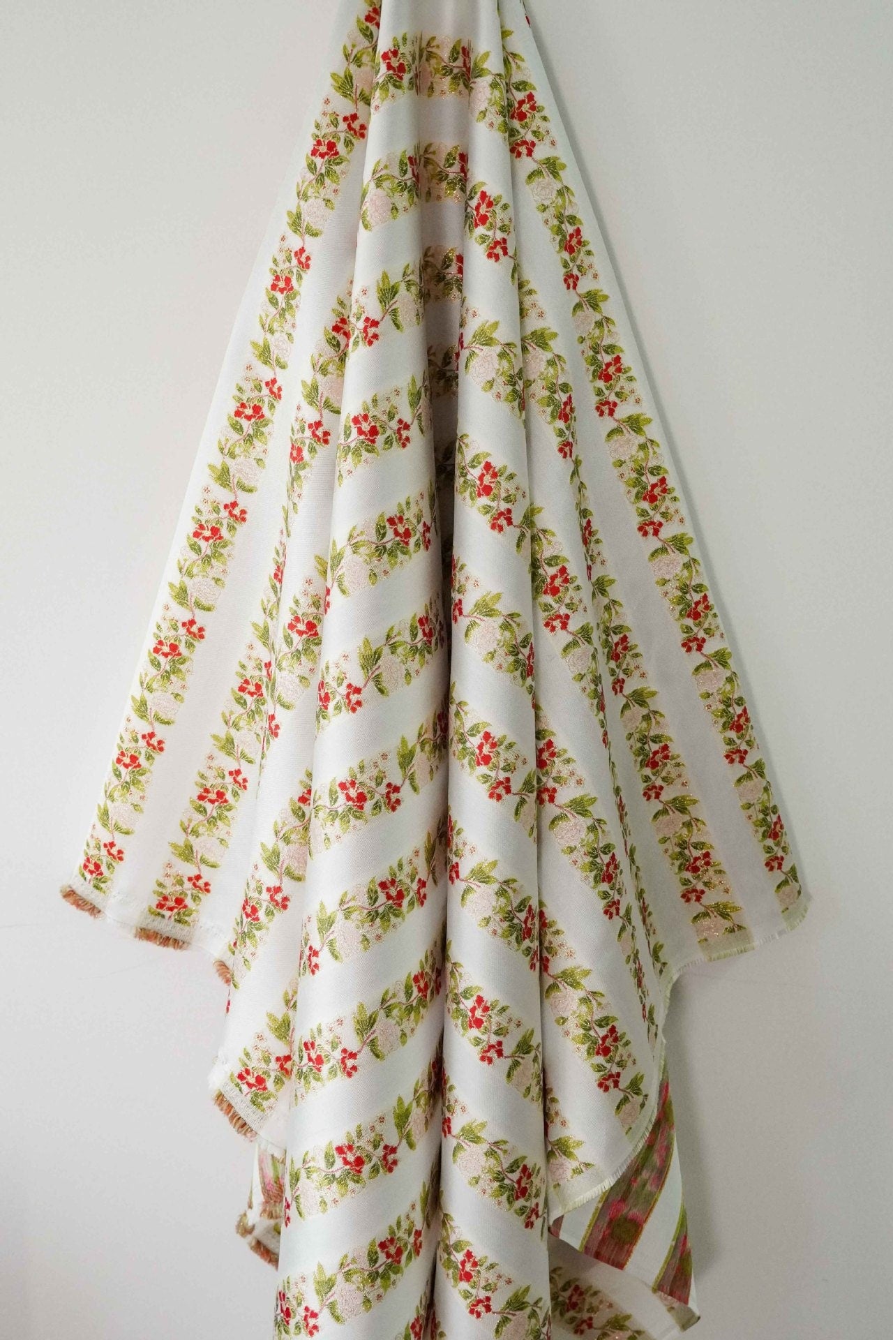 Tissu jacquard floral à fil doré : rayures pour ameublement, costumes et décoration