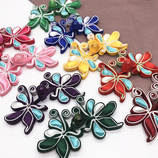 Fermetures de grenouilles à coudre papillon faites à la main : boutons en satin pour cheongsam
