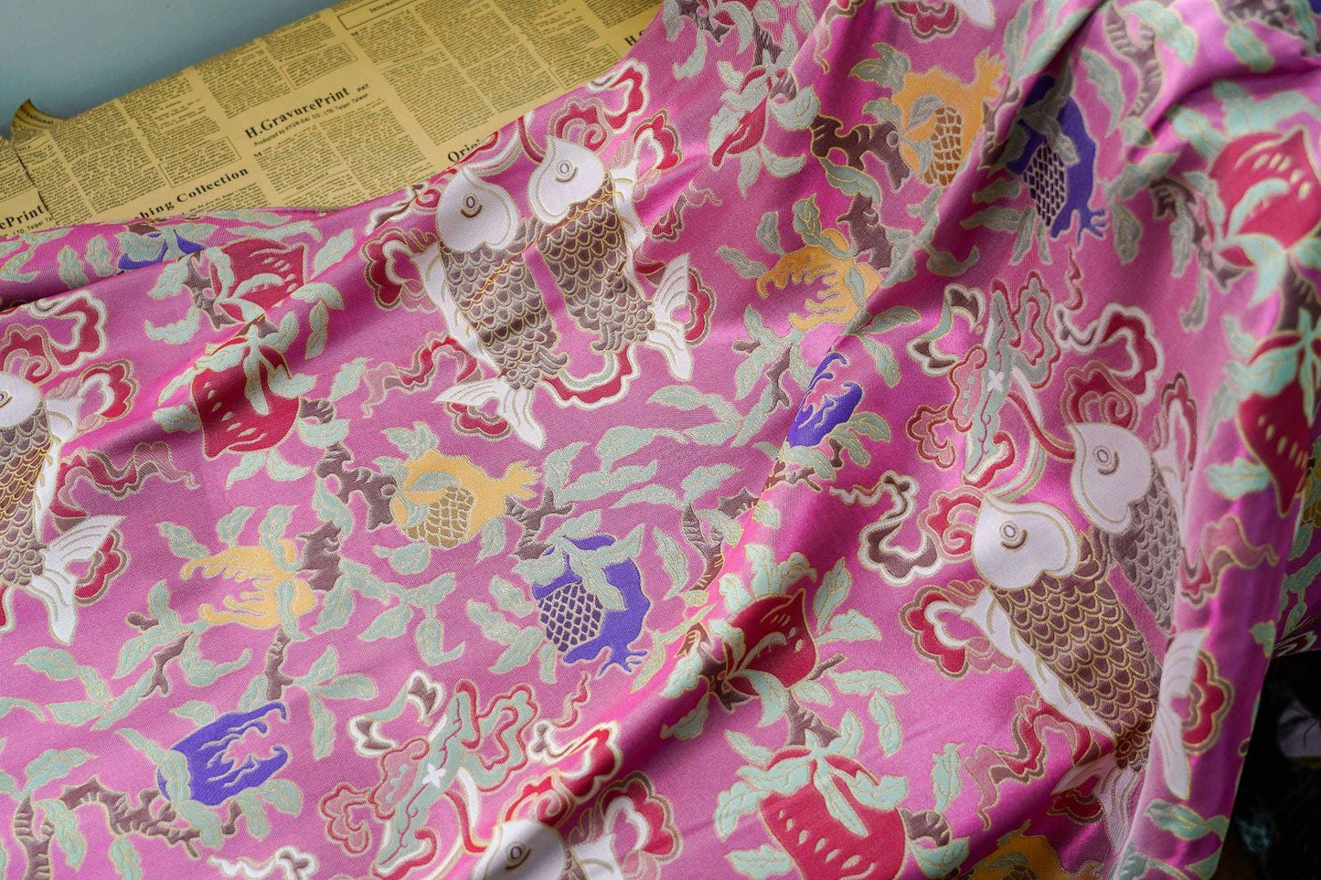 Tissu brocart rose chinois : motif double poisson Poissons, 150 cm de large