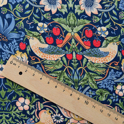 Tissu en coton style William Morris : imprimé Strawberry Thief