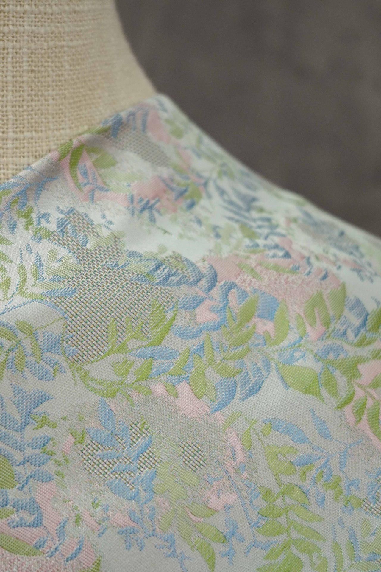 Tissu brocart magnolia gris clair : couture de cheongsam chinois et de robe tibétaine