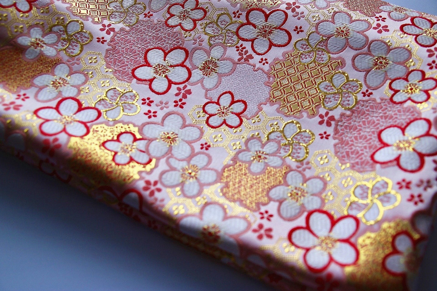 Tissu Sakura Kinran : Brocart à fils d'or, tissu de couture japonais (57 pouces de large)