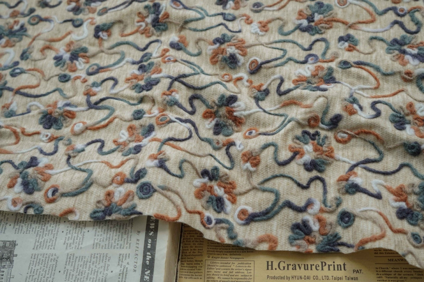 Tissu peluche à fleurs 3D : polyester tricoté de couleur contrastée, 140 cm de large