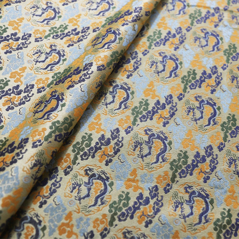 Tissu brocart Dragon Argenté : mélange de rayonne de 150 cm de large, pour la confection de cheongsams.