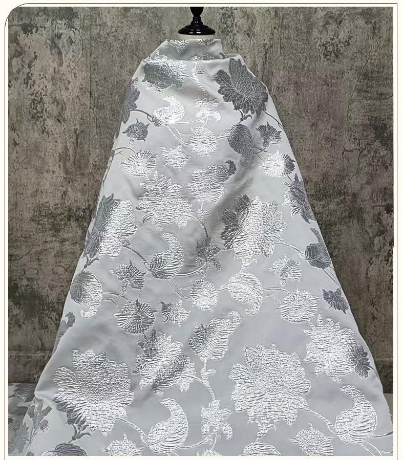 Tissu jacquard argenté à motif floral ��� Broca à grandes fleurs en relief 3D"Large