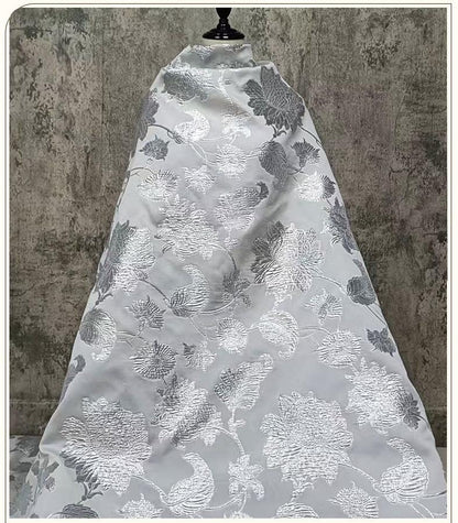 Tissu jacquard argenté à motif floral ��� Broca à grandes fleurs en relief 3D"Large