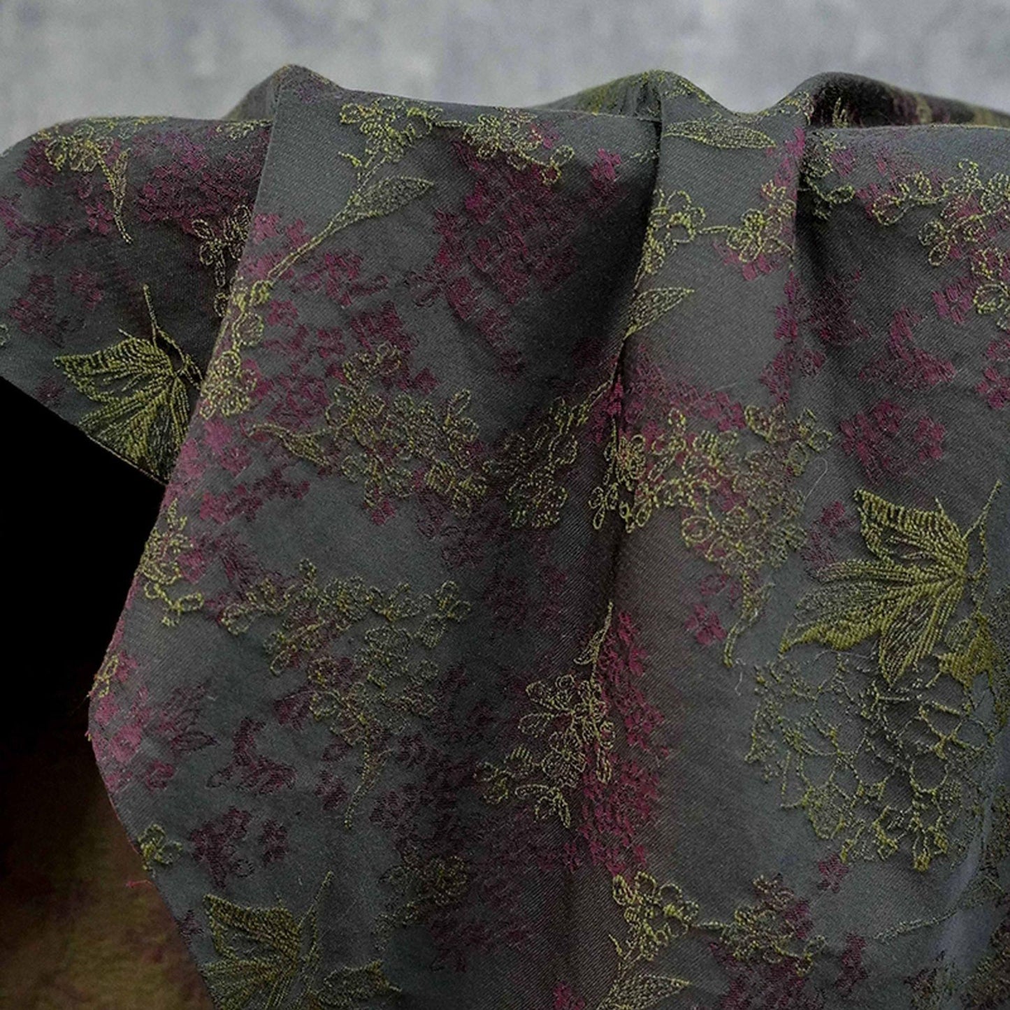 Tissu jacquard floral noir vintage : matière tissée rétro en relief, 145 cm de large