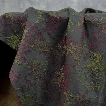 Tissu jacquard floral noir vintage : matière tissée rétro en relief, 145 cm de large