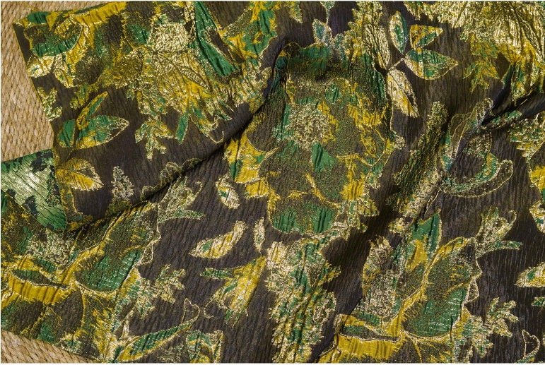 Tissu jacquard à fil doré : matériau de créateur à motif floral 3D rétro